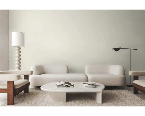 Obývacia izba s pohovkou, kreslom, stolnou lampou, stojacou lampou a kobercom