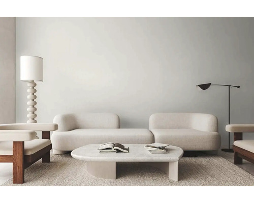 Obývacia izba s pohovkou, kreslom, stojacou lampou a konferenčným stolíkom