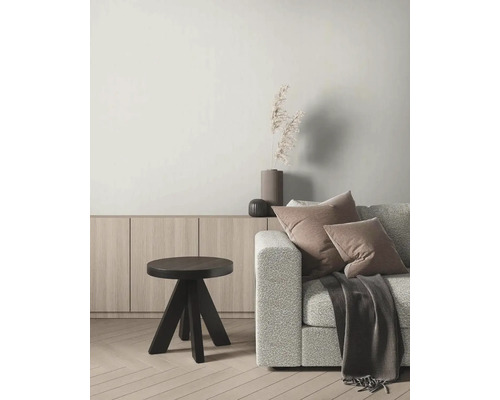 Obývacia izba s pohovkou, vankúšmi, príručným stolíkom, komodou a dekoráciami