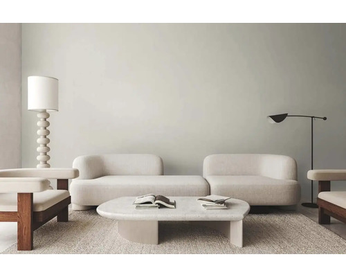 Obývacia izba s pohovkou, kreslom, stolom a stojacími lampami pre svetlé a organizované prostredie