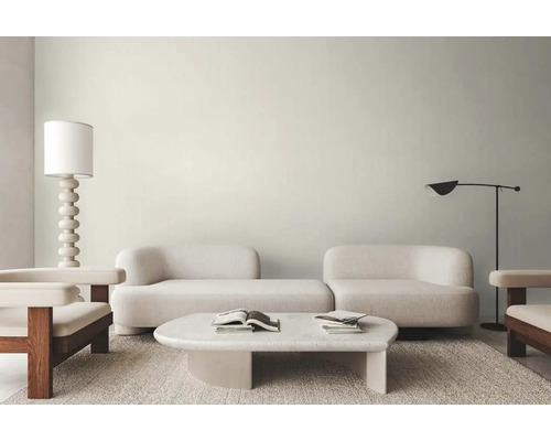 Obývacia izba s pohovkou, kreslom, kobercom, stojacou lampou, stolnou lampou a konferenčným stolíkom