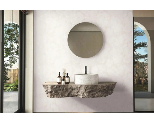 Moderná kúpeľňa s okrúhlym zrkadlom, kamenným umývadlom a ošetrujúcimi produktmi