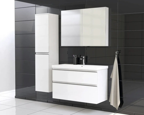 Kúpeľňa s umývadlovou skrinkou, zrkadlovou skrinkou a vysokou skrinkou pred čiernou stenou.