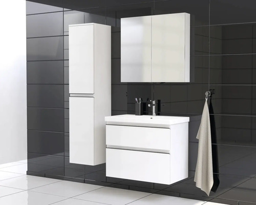 Moderná kúpeľňa s bielym umývadlom, zrkadlovou skrinkou a vysokou skriňou na pozadí čiernych obkladov