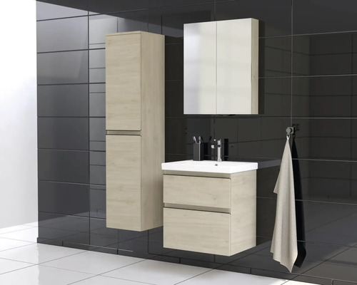 Kúpeľňa s umývadlovou skrinkou, zrkadlovou skrinkou a vysokou skriňou