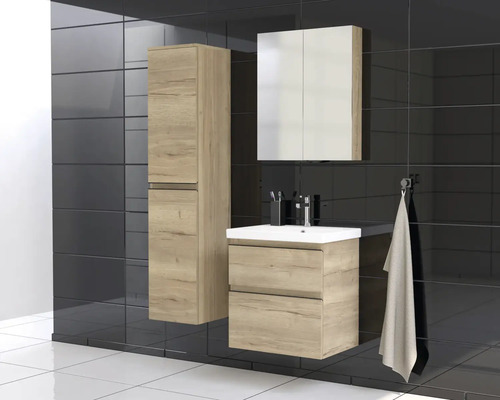 Kúpeľňa s umývadlom, zrkadlovou skrinkou a vysokou skriňou