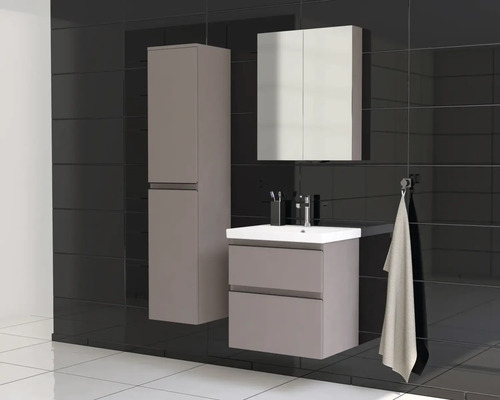 Moderná kúpeľňová zostava s umývadlom, zrkadlovou skrinkou a vysokou skrinkou na tmavom obklade.