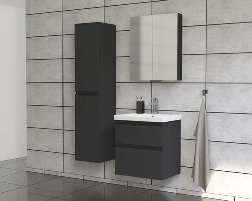 Kúpeľňa s umývadlovou skrinkou, zrkadlovou skrinkou a vysokou skriňou