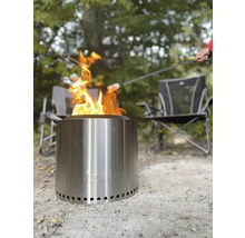 Ohnisko Solo Stove s marshmallows na špajli a kempingovými stoličkami