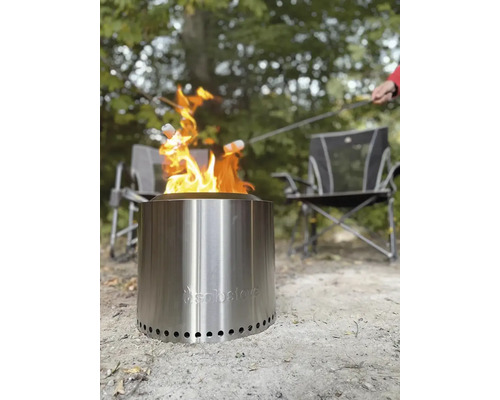 Ohnisko Solo Stove s marshmallows na špajli a kempingovými stoličkami