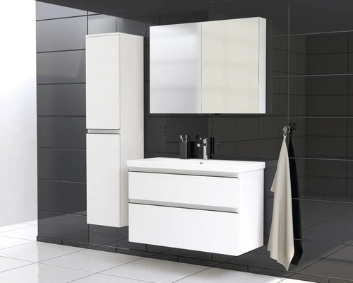 Kúpeľňa s umývadlom, zrkadlovou skrinkou a vysokou skrinkou