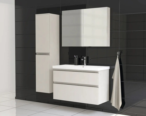 Kúpeľňa s umývadlovou skrinkou, zrkadlovou skrinkou a vysokou skrinkou pred čiernym obkladom