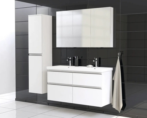 Kúpeľňa s umývadlovou skrinkou s dvoma umývadlami, zrkadlovou skrinkou a vysokou skrinkou