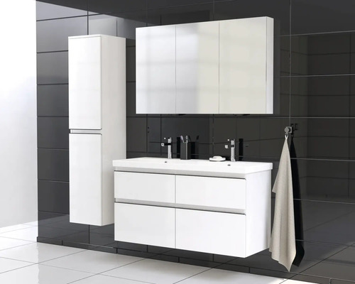 Kúpeľňa s umývadlom, zrkadlovou skrinkou a vysokou skrinkou