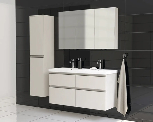 Kúpeľňa s umývadlom, zrkadlovou skrinkou a vysokou skrinkou