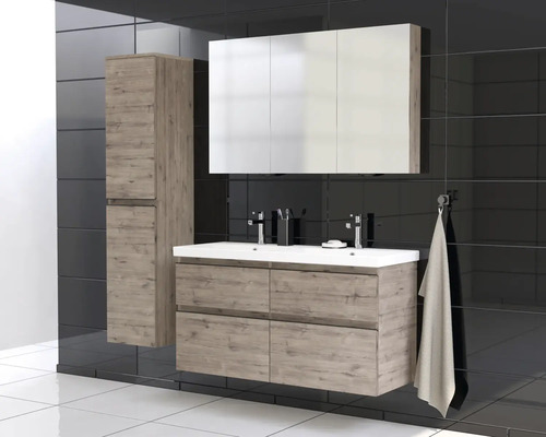 Kúpeľňa s umývadlovou skrinkou, zrkadlovou skrinkou a vysokou skrinkou vo vzhľade dreva