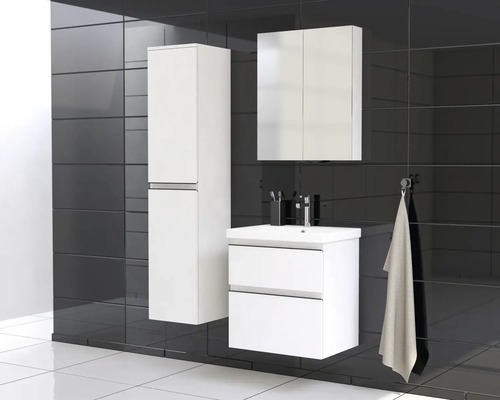 Kúpeľňa s vysokou skriňou, skrinkou pod umývadlo, zrkadlovou skrinkou a uterákom