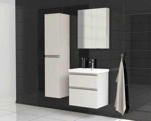 Moderná kúpeľňa s umývadlom, zrkadlovou skrinkou a vysokou skrinkou