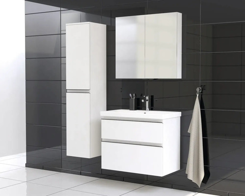 Kúpeľňa s umývadlovou skrinkou, zrkadlovou skrinkou a vysokou skrinkou