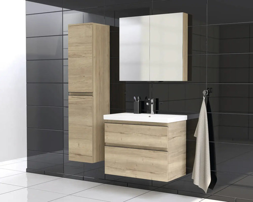 Kúpeľňa s umývadlovou skrinkou, zrkadlovou skrinkou a vysokou skrinkou vo vzhľade dreva.