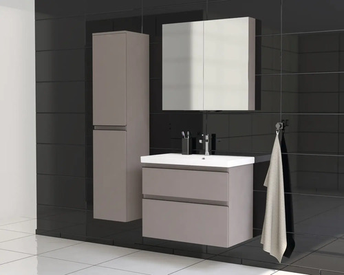 Kúpeľňa s umývadlovou skrinkou, zrkadlovou skrinkou a vysokou skrinkou pred čiernou stenou