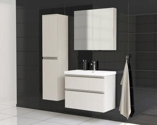 Kúpeľňa s umývadlovou skrinkou, zrkadlovou skrinkou a vysokou skrinkou na obkladanej stene