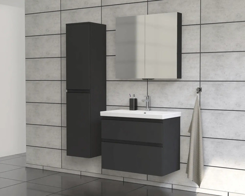 Kúpeľňa s umývadlovou skrinkou, zrkadlovou skrinkou a vysokou skriňou