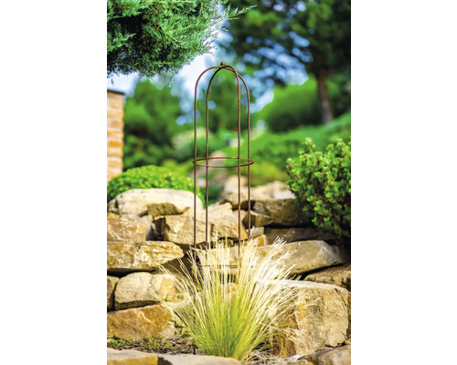 Pohľad do záhrady s kovovou podperou pre rastliny