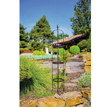Kovová podpera pre rastliny s tromi policami v záhrade.