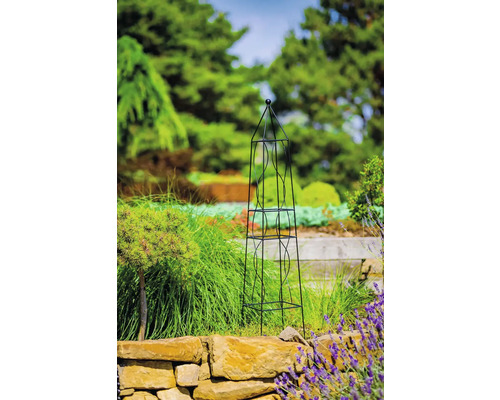 Kovová opora pre popínavé rastliny v tvare obelisku v záhrade