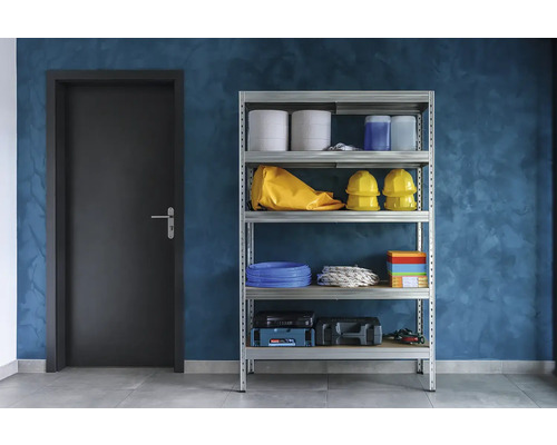 Regál s náradím a materiálom vedľa dverí