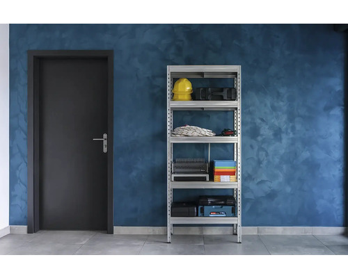 Kovový regálový systém s piatimi policami v sklade