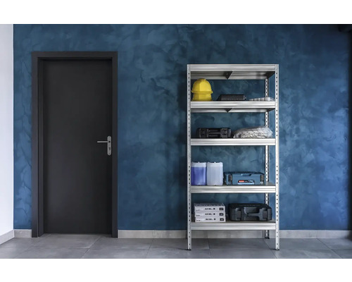 Regál s náradím a príslušenstvom vedľa dverí