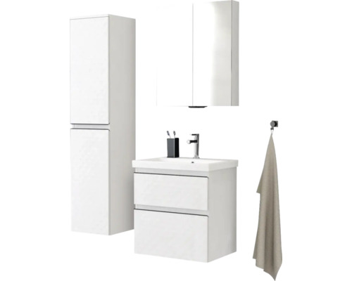 Kúpeľňa s vysokou skriňou, zrkadlovou skrinkou a skrinkou pod umývadlo