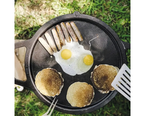 Panvica s klobásami, volskými okami a palacinkami na trávniku