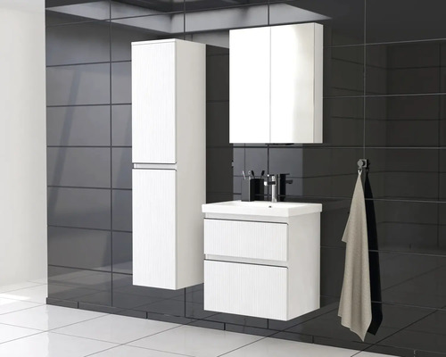 Kúpeľňa s vysokou skriňou, zrkadlovou skriňou, skrinkou pod umývadlo a umývadlom