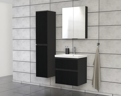 Kúpeľňa s umývadlovou skrinkou, zrkadlovou skrinkou a vysokou skrinkou