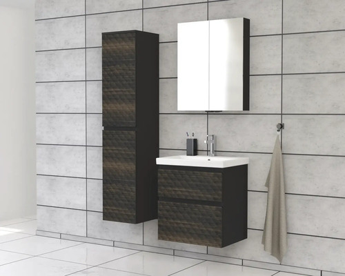 Kúpeľňa s umývadlovou skrinkou, zrkadlovou skrinkou a vysokou skriňou