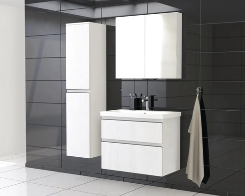 Kúpeľňa s umývadlom, zrkadlovou skrinkou a vysokou skrinkou pred tmavým obkladom