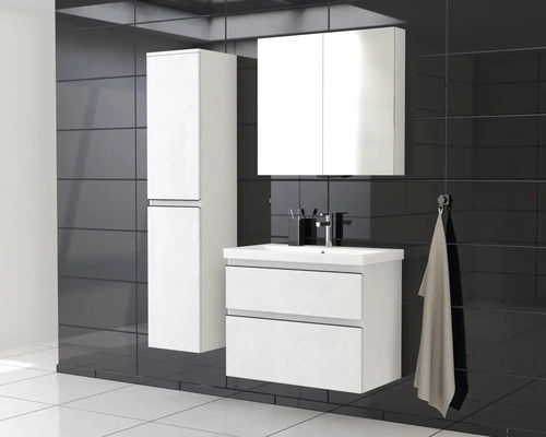 Kúpeľňa s umývadlom, zrkadlovou skrinkou a vysokou skrinkou na kúpeľňové potreby