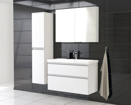 Kúpeľňa s umývadlom, zrkadlovou skrinkou a vysokou skrinkou vo svetlom prevedení pred čiernym obkladom