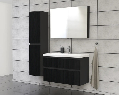 Kúpeľňa s umývadlovou skrinkou, zrkadlovou skrinkou a vysokou skrinkou