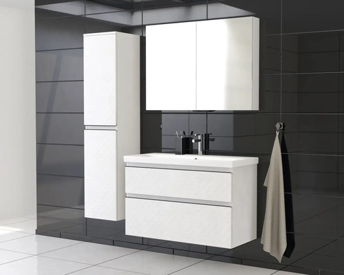 Kúpeľňa s umývadlovou skrinkou, umývadlom, zrkadlovou skrinkou a vysokou skrinkou