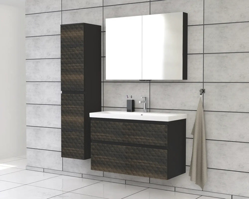 Kúpeľňa s umývadlom, zrkadlovou skrinkou a vysokou skrinkou