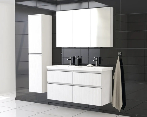 Kúpeľňa s umývadlovou skrinkou, zrkadlovou skrinkou a vysokou skriňou na kúpeľňové vybavenie