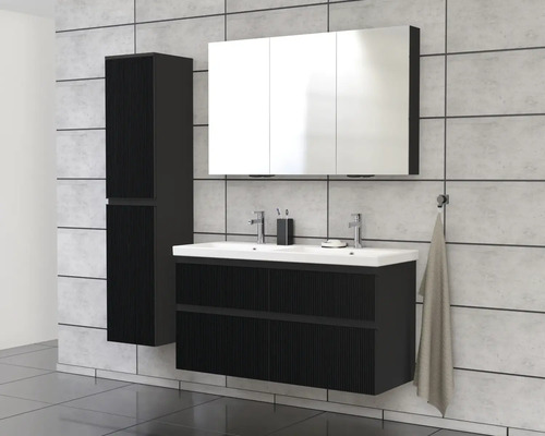 Moderná kúpeľňa s umývadlovou skrinkou, zrkadlovou skrinkou a vysokou skrinkou