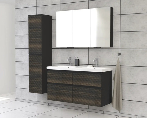 Kúpeľňa s umývadlovou skrinkou, zrkadlovou skrinkou a vysokou skrinkou