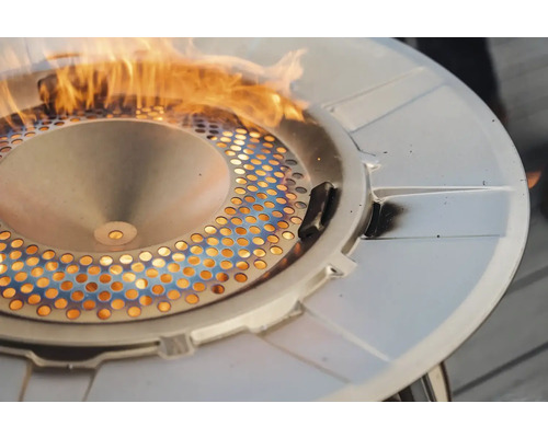 Detailný záber plynového ohrievača s plameňmi