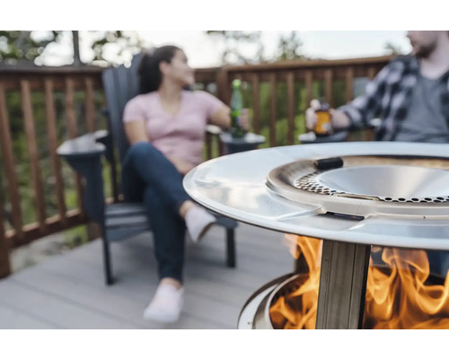 Terasa s ohniskom, sedením a relaxujúcimi ľuďmi