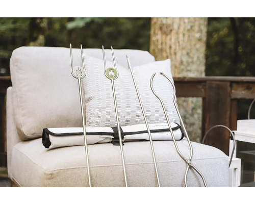 Sada grilovacieho príslušenstva s ihlami, kliešťami a úložnou taškou na kresle